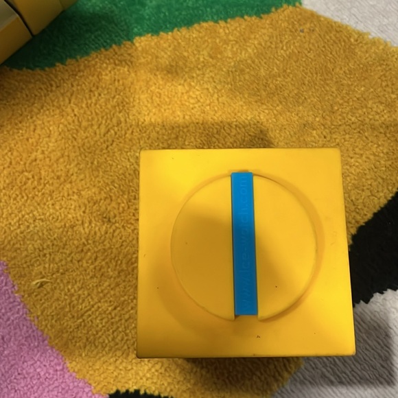 Brand new watch for women elastic rubber one of a kind yellow neon - Picture 4 of 9